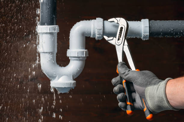 Professional Emergency Plumber technician working in Leon, IA
